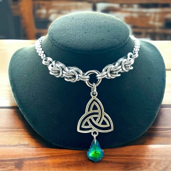 Handmade maille choker necklace celtic knot charm & green austrian crystal - Picture 5 of 16
